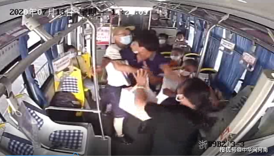 浙江公交司机突被锁喉，18岁高考生挺身而出，获