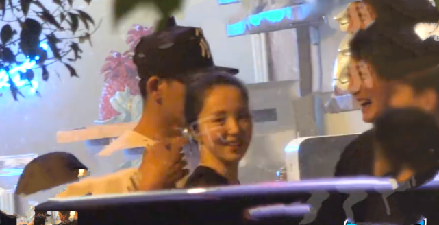董璇无视前夫高云翔，和90后男星街头牵手搂腰，