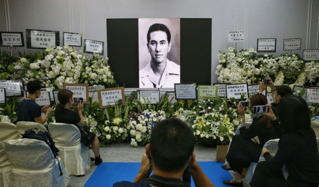 赌王出殡，林青霞现身灵堂拜别，刘德华花牌落