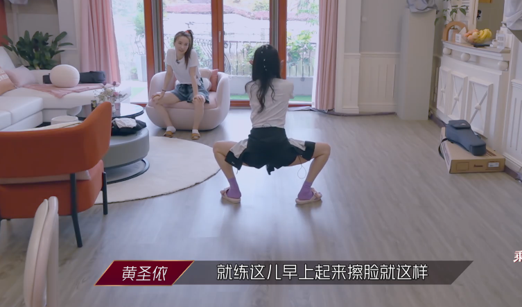 蓝盈莹无视吴昕腿伤，不在乎被评委批评，对比