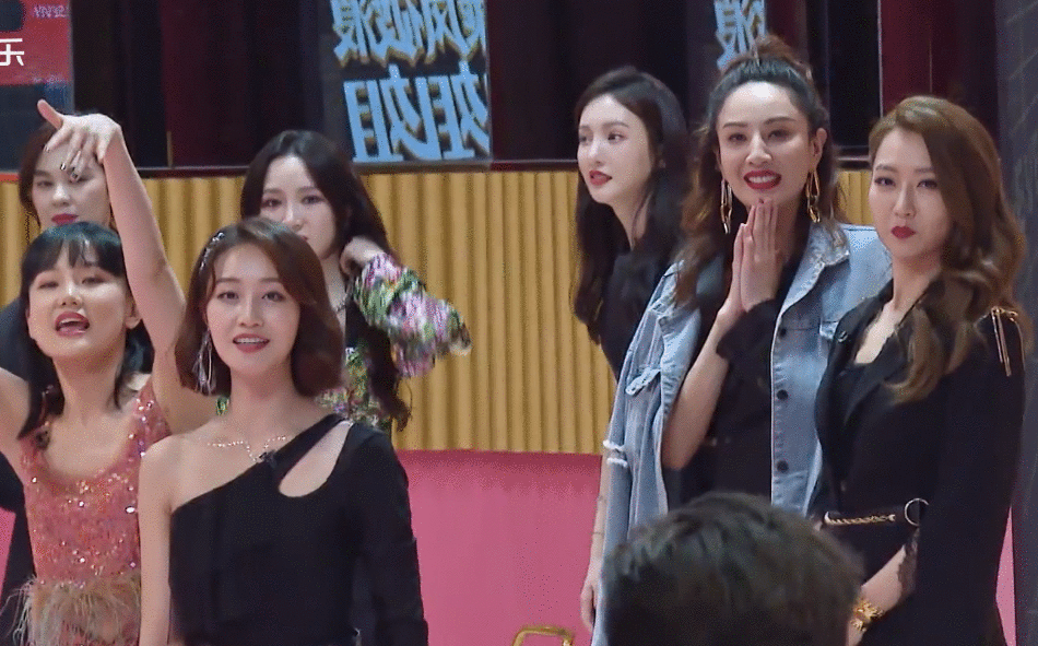 《艾瑞巴迪》组没团魂，6位姐姐边吃边聊，没人