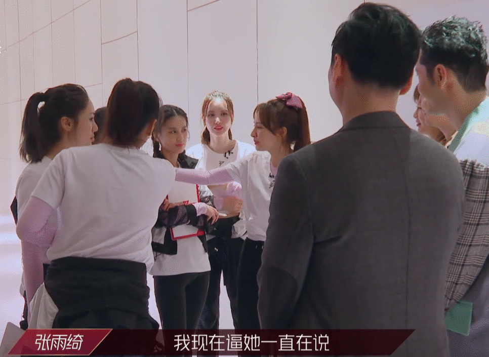 《艾瑞巴迪》组没团魂，6位姐姐边吃边聊，没人