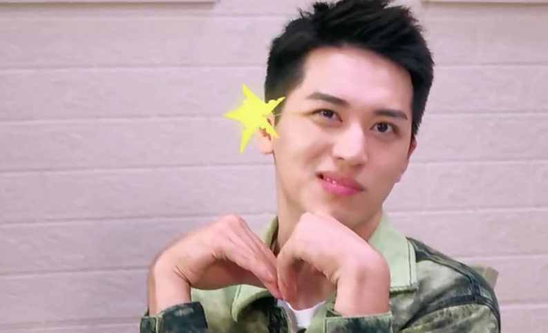 许魏洲表演螳螂式比心,嘴角眼角一起抽搐,僵