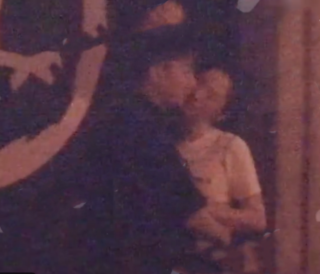 董璇无视前夫高云翔，和90后男星街头牵手搂腰，