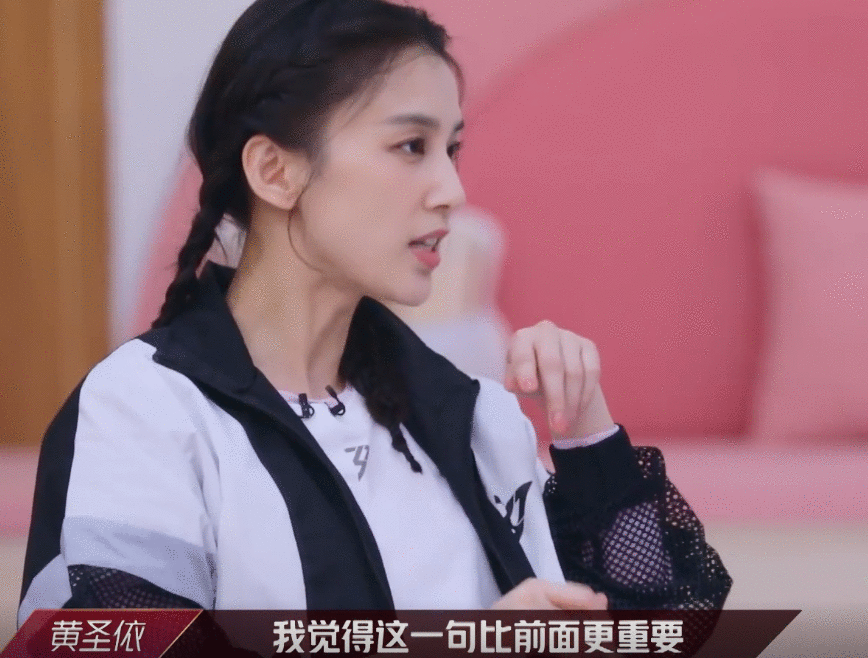 《艾瑞巴迪》组没团魂，6位姐姐边吃边聊，没人