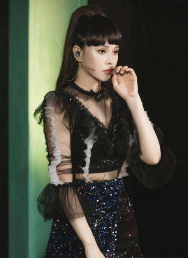 伊能静采访惹争议，吐槽王智跑调没能力，教唱