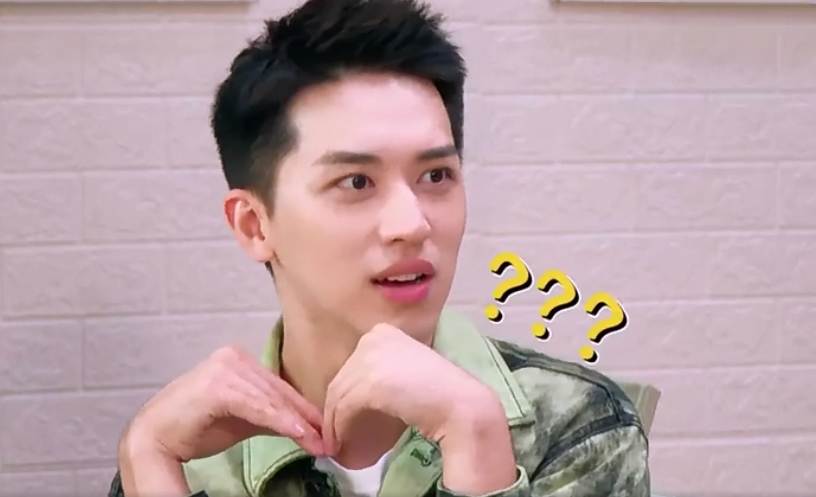 许魏洲表演螳螂式比心，嘴角眼角一起抽搐，僵