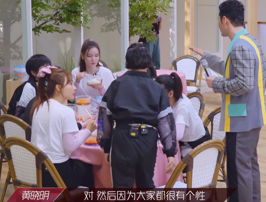 《艾瑞巴迪》组没团魂，6位姐姐边吃边聊，没人