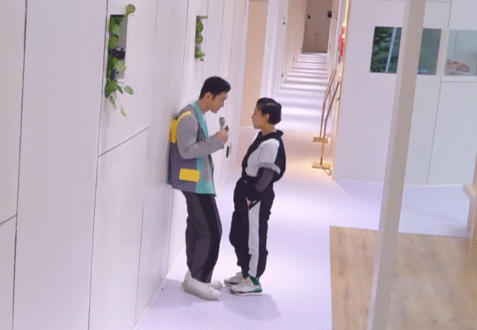 《艾瑞巴迪》组没团魂，6位姐姐边吃边聊，没人