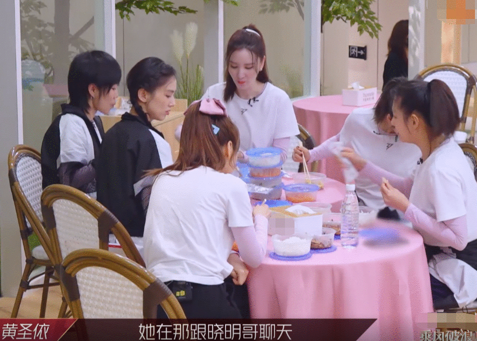 《艾瑞巴迪》组没团魂，6位姐姐边吃边聊，没人