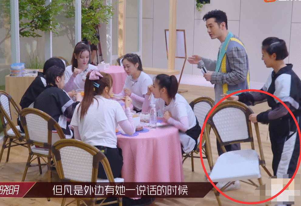 《艾瑞巴迪》组没团魂，6位姐姐边吃边聊，没人