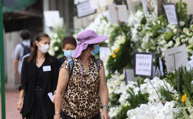赌王出殡，林青霞现身灵堂拜别，刘德华花牌落
