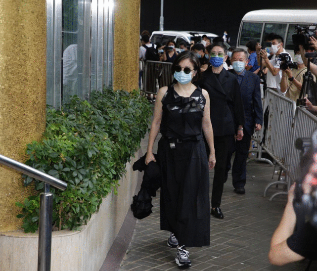 赌王出殡，林青霞现身灵堂拜别，刘德华花牌落