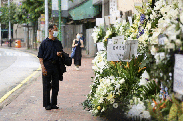 赌王出殡，林青霞现身灵堂拜别，刘德华花牌落