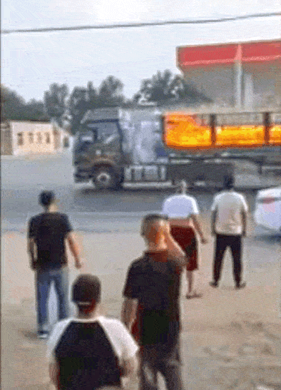 为避开人群,他开着起火的大货车一路狂奔到荒