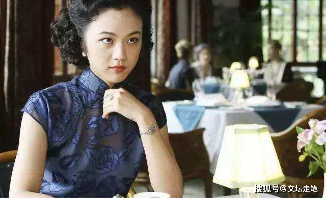 她是军统女特工,却冒死救下地下党员,11年后她