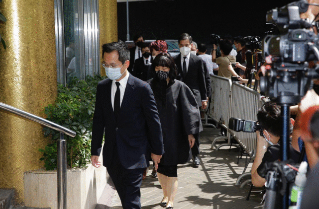 赌王大殓，窦骁何超莲手拖手现身，何超雄面容