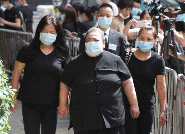 赌王大殓，窦骁何超莲手拖手现身，何超雄面容