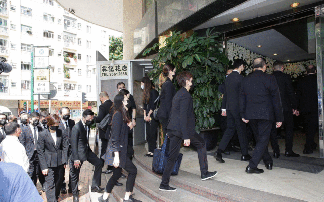 赌王大殓，窦骁何超莲手拖手现身，何超雄面容