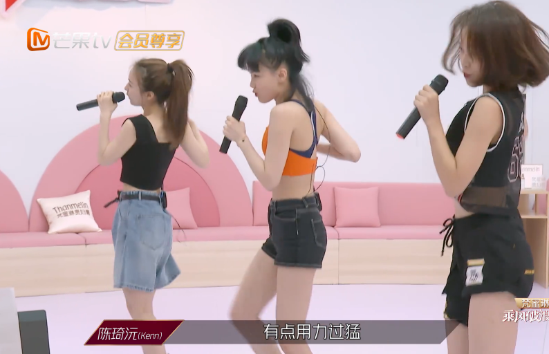 蓝盈莹无视吴昕腿伤，不在乎被评委批评，对比