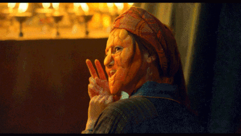 “盗墓”女主角都要穿深色背心？黄梦莹穿搭另