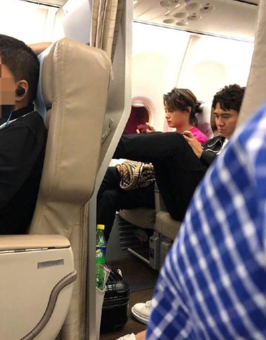 王珞丹郭京飞脚踩“文物”？官方回应：不是文