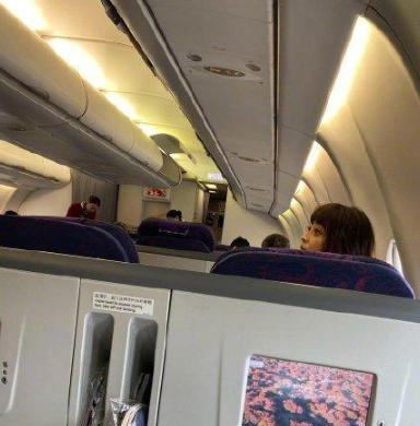 王珞丹郭京飞脚踩“文物”？官方回应：不是文