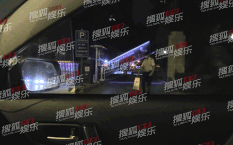 赴宴带小11岁鲜肉男,共回家疑同居,从原谅教主到