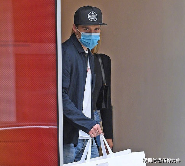 贝克汉姆女儿长大了！与准嫂子一同逛街，暴风