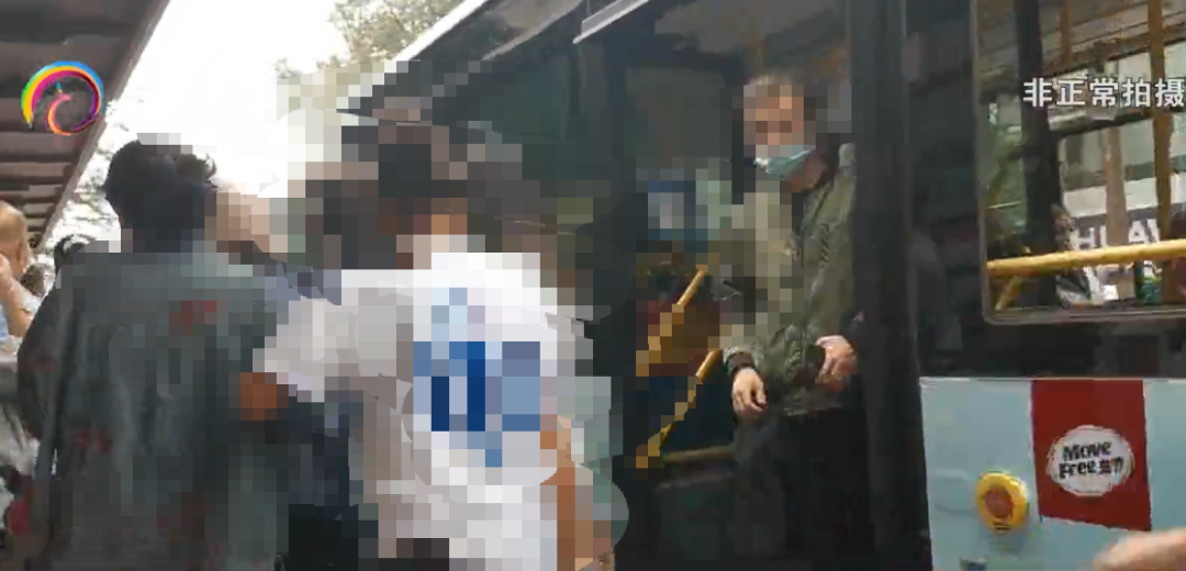 “阿姨？你领了吗？”传单只发给老年人，究竟