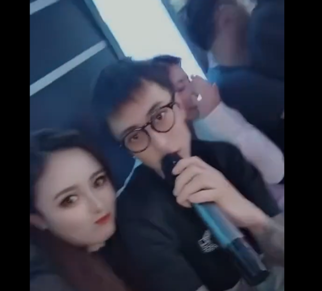 王思聪前女友豆得儿和秦奋在一起了？一同唱k，