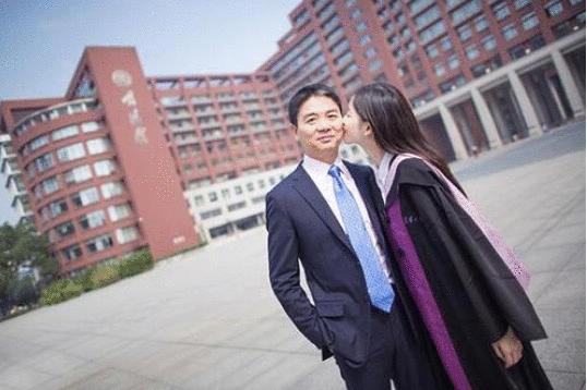 20岁赴美国留学，23岁身价超500亿，才26岁的她凭