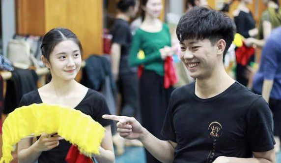 张艺谋审美改变竟用网红脸？新晋00后谋女郎首亮