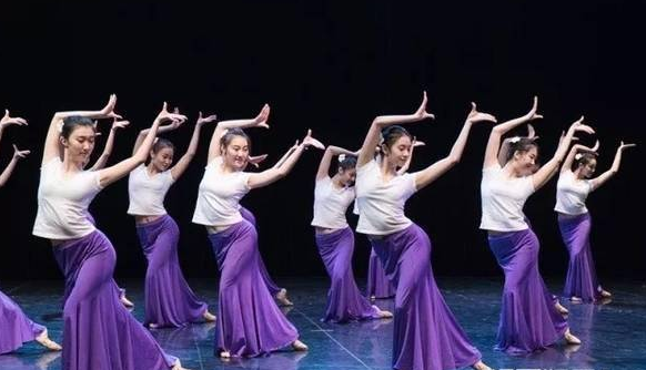 张艺谋审美改变竟用网红脸？新晋00后谋女郎首亮