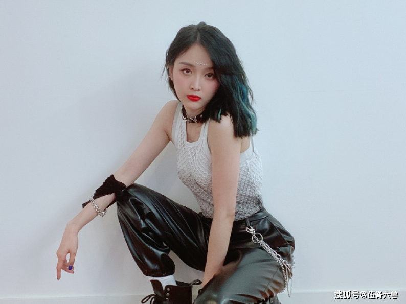 吴宣仪工作室晒明星合照后,遭粉丝怒骂,称其