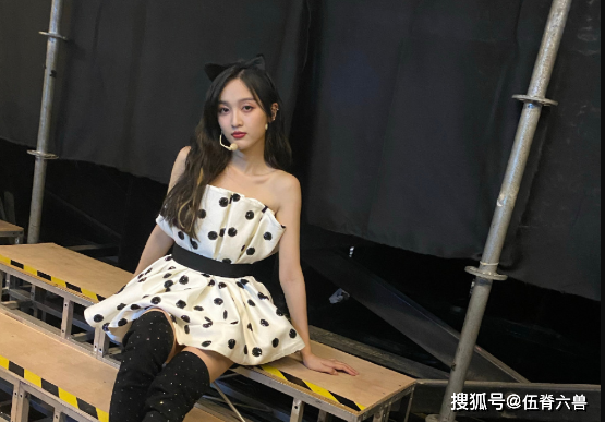 吴宣仪工作室晒明星合照后,遭粉丝怒骂,称其