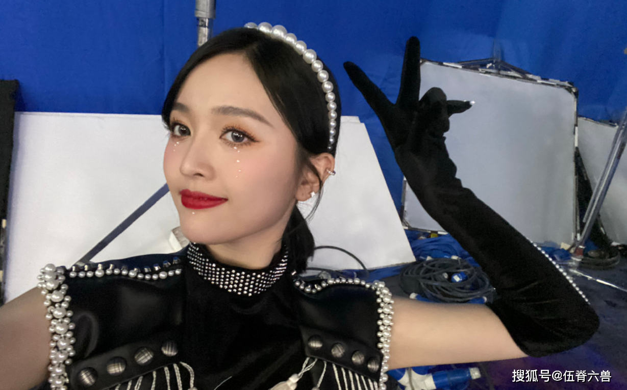 吴宣仪工作室晒明星合照后,遭粉丝怒骂,称其