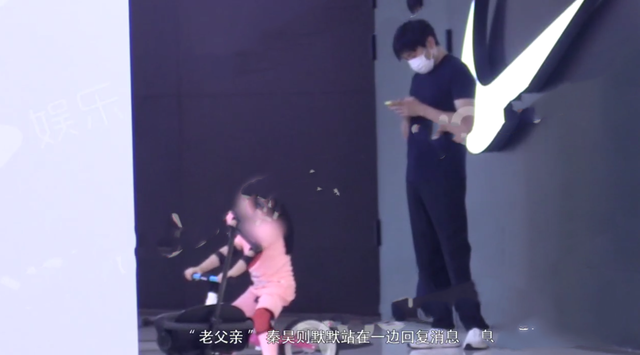 秦昊与爸妈带米粒商场游玩全程玩手机，4岁米粒