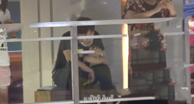 秦昊与爸妈带米粒商场游玩全程玩手机，4岁米粒