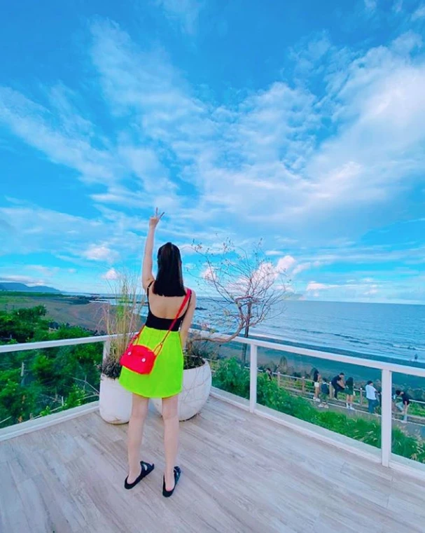 周杰伦为娇妻拍美照 昆凌秀美背长腿比耶超可爱