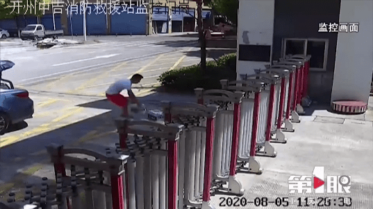 高温酷暑下 他在消防站岗亭放下16件饮料