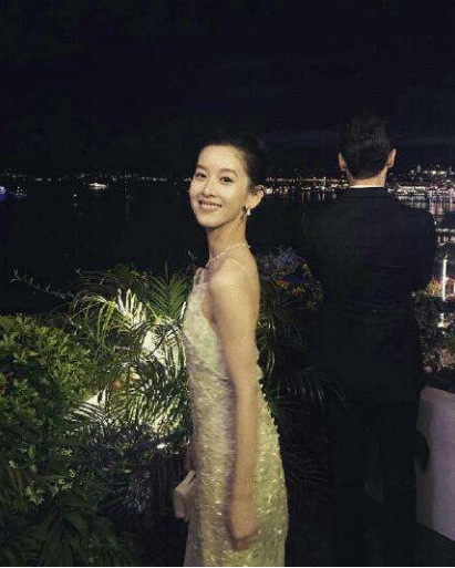 20岁赴美国留学，23岁身价超500亿，才26岁的她凭