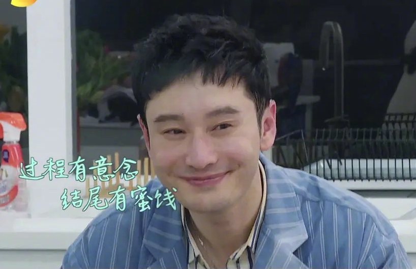 黄晓明素颜录视频自证“颜值”，疑似加了滤镜