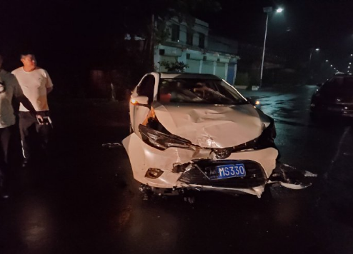 夏邑一男子醉酒驾驶电动轿车撞向小汽车