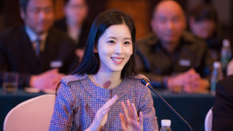 20岁赴美国留学，23岁身价超500亿，才26岁的她凭