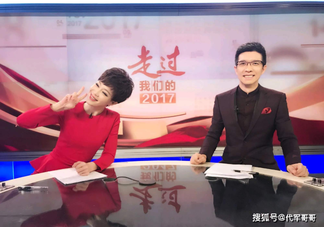 央视美女主持人，曾因打哈欠竖中指被吐槽，如