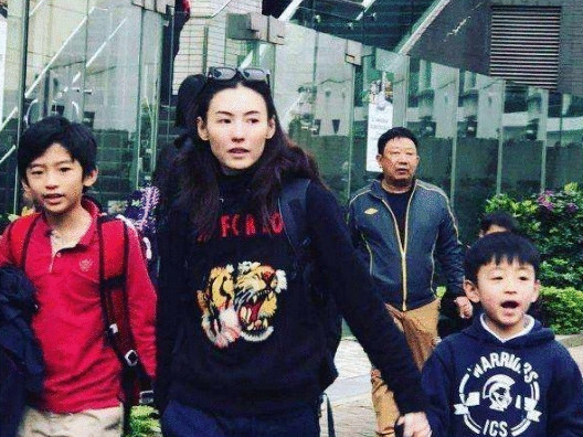 独自带三子，8年无作品，今遭前经纪人追讨千万