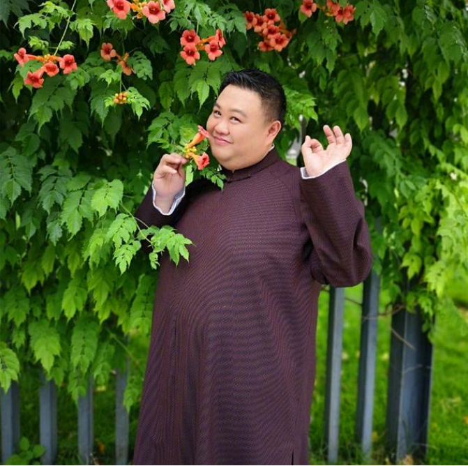 他是郭德纲的师弟，身在德云社却有自己的公司