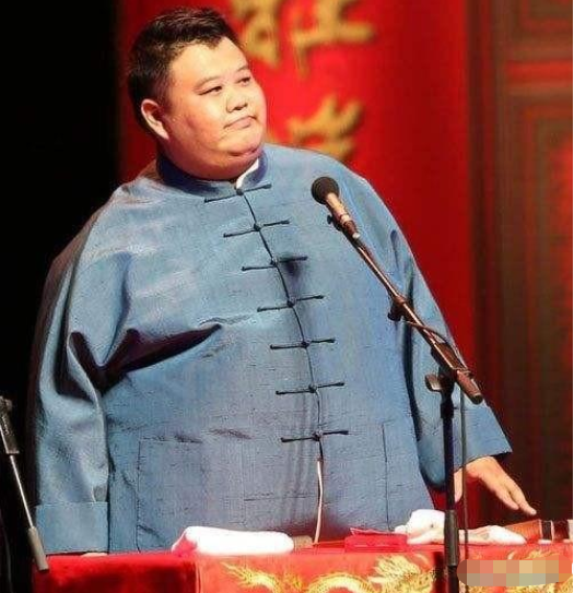 他是郭德纲的师弟，身在德云社却有自己的公司