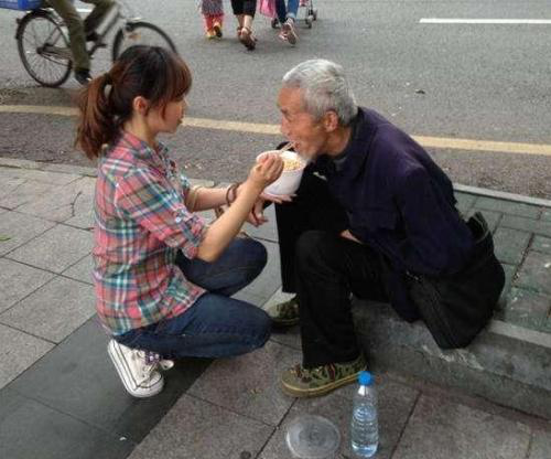 “女孩考上清华跪谢父亲”视频为摆拍:虚假正